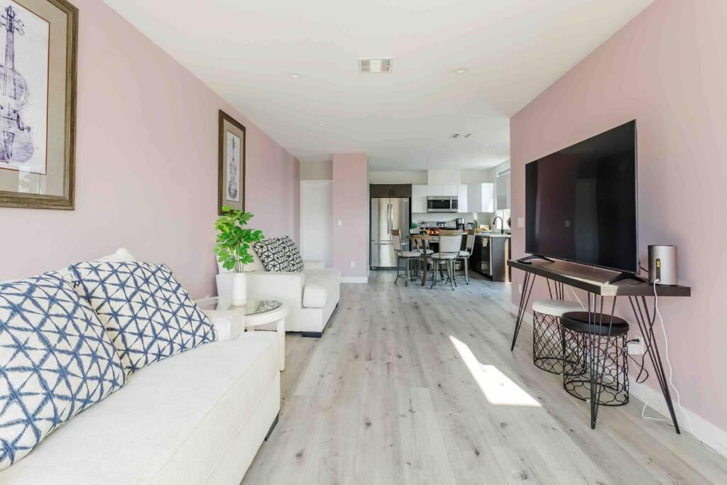 Stunning Hollywood Townhouse With Sunny Views Holiday home Los Angeles