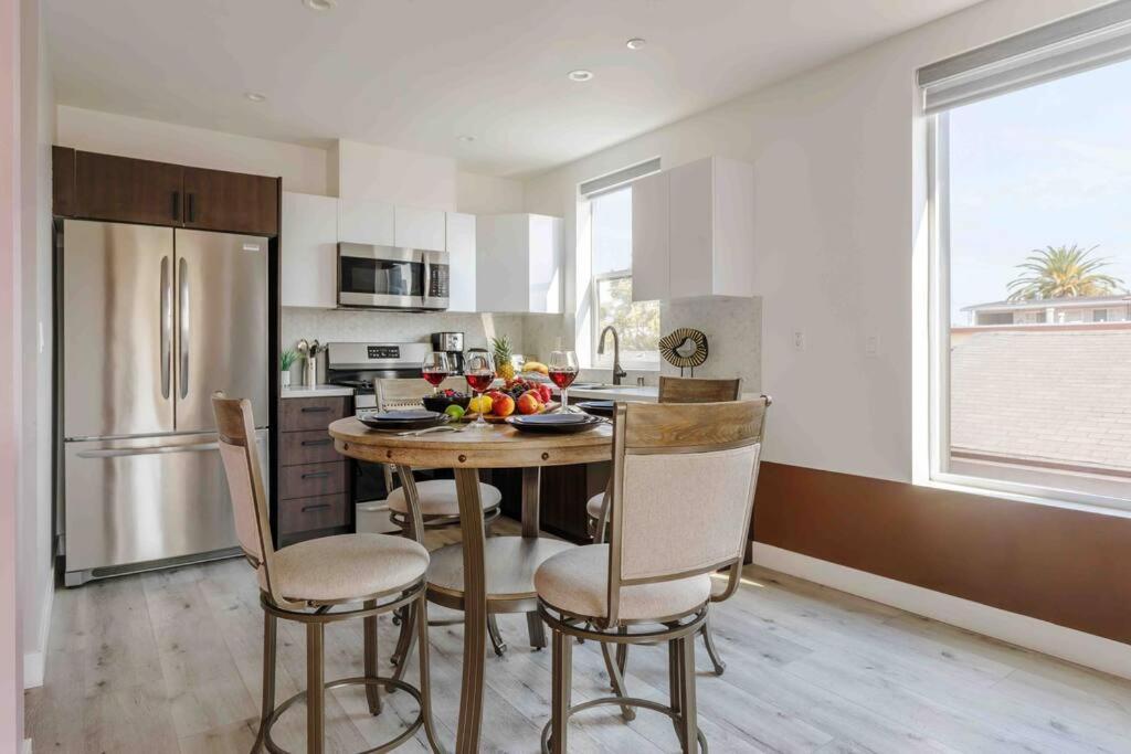 Stunning Hollywood Townhouse With Sunny Views Holiday home